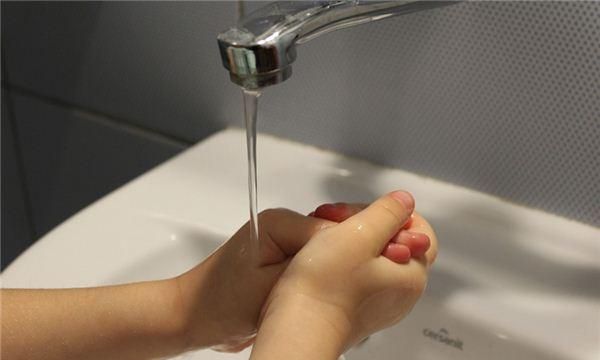 解梦一股清水洗手,女人梦见清澈流动的水洗手2020年图3