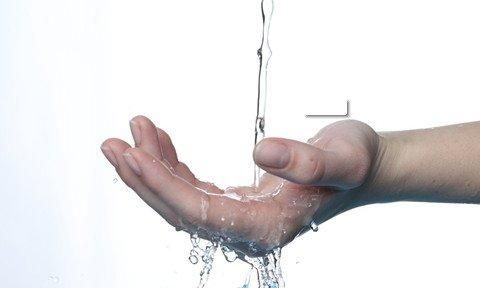 梦见在清清的河水里洗手,女人梦见清澈流动的水洗手2020年图4