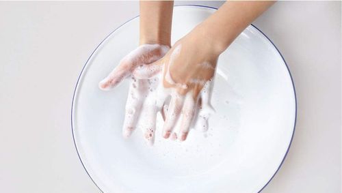 女人梦见用洗手液洗手,梦见洗手是什么征兆图4
