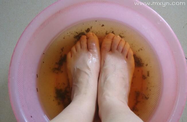 女人梦见在大河里洗脚,梦见在清澈的泉水里洗脚图1