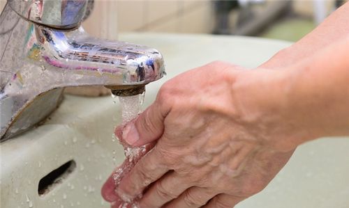 梦见在清水里洗手是什么意思,梦见给小孩洗手什么征兆图3