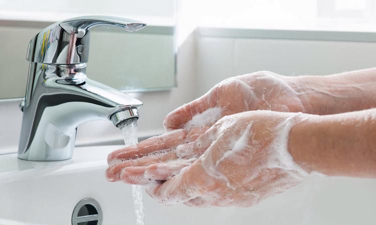 女人梦见清澈流动的水洗手,女人梦见清澈流动的水洗手2020年图1