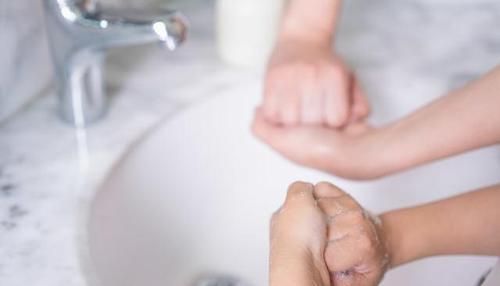 梦见用流动的水洗手,梦到清水洗手是什么意思图2