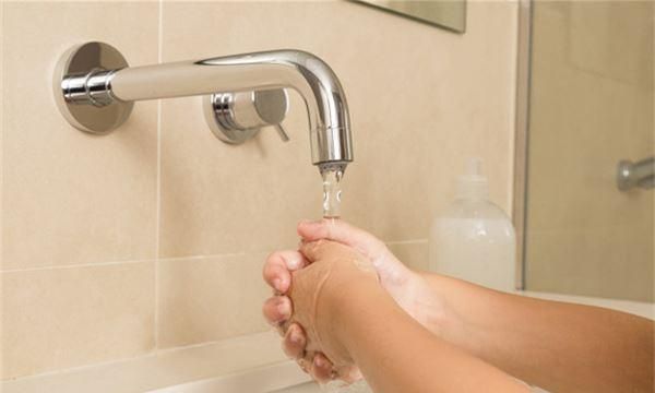 梦见用流动的水洗手,梦到清水洗手是什么意思图4