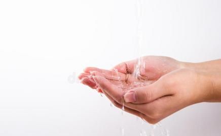 梦到用清水洗手,梦见给小孩洗手什么征兆图3