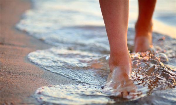 梦见在海边泡脚,女人梦见自己洗牛奶澡图3