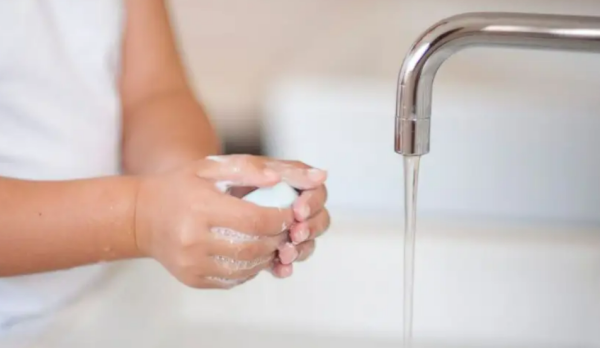 梦见用满盆水洗手,女人梦见清澈流动的水洗手2020年图2