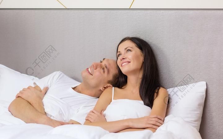 梦见和认识的夫妻睡在一起,梦见和一对夫妻三人睡一张床图1
