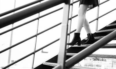 女人梦见走路下梯坎,女人梦见从梯子上摔下来是什么意思图6