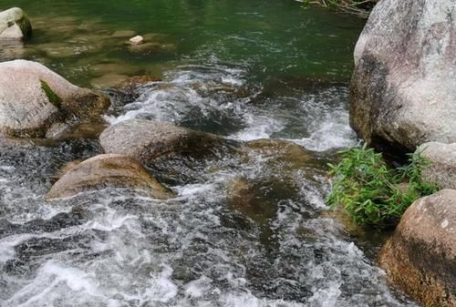 梦见清澈的小溪,梦见溪水流淌水很清图3