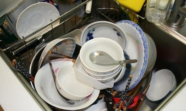 梦见自己洗两个碗并洗很干净,梦见自己洗碗碟是什么意思图4