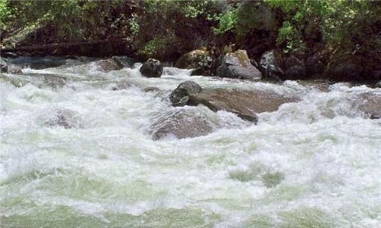 梦见河里的水流动,梦见河水流动很是什么意思图4